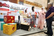 DOKU Travel Fest 2024, Kolaborasi Mitra Bisnis untuk Liburan Hemat dan Pengalaman Belanja Online Terbaik Jakarta, 17 November 2024 - Co-Founder dan Chief Marketing Officer DOKU, Himelda Renuat bersama dengan salah satu merchant yang mengikuti program DOKU Travel Fest, Director of Sales & Marketing Eastparc Hotel Yogyakarta