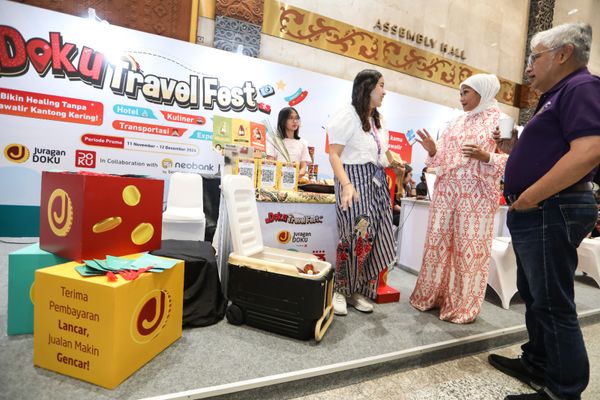Jakarta, 17 November 2024 - Co-Founder dan Chief Marketing Officer DOKU, Himelda Renuat bersama dengan salah satu merchant yang mengikuti program DOKU Travel Fest, Director of Sales & Marketing Eastparc Hotel Yogyakarta