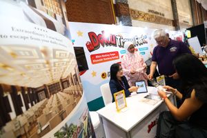 Jakarta, 17 November 2024 - Co-Founder dan Chief Marketing Officer DOKU, Himelda Renuat dan Direktur Utama PT Kereta Api Indonesia, Hendy Helmy sedang melakukan transaksi di booth DOKU Travel Fest di KAI Expo.