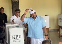De Gadjah Nyoblos di TPS 12 Banjar Kerandan, Ajak Warga Pilih dengan Hati Nurani De Gadjah