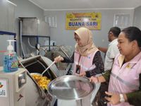 Dukung Perempuan Berwirausaha, PLN Tambah Kapasitas Mesin Produksi Keripik Buah Bagi Kelompok Wanita Tani di Jembrana Wirausaha Wanita