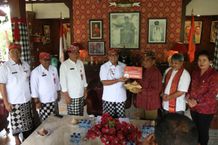 Wujud Empati, Bupati Tabanan Serahkan Bantuan untuk Korban Terdampak Erupsi Gunung Lewotobi NTT Serahkan Bantuan