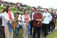 Bupati Sanjaya Sambut Kunjungan Kerja Menteri Pariwisata RI ke DTW Jatiluwih, Apresiasi atas Keberhasilan dan Potensi Pariwisata Berkelanjutan Kunjungan Kerja Menteri Pariwisata RI