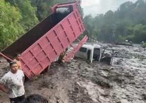 Truk Terjebak Banjir Bandang Saat Antri Pasir, Sopir Selamat Banjir
