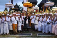Bupati Tabanan Hadiri Pujawali di Desa Adat Tegalmengkeb dan Sanggulan Sanjaya