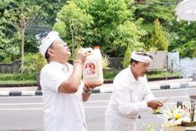 Mantan Camat Tuangkan Tuak di Tugu Singa, Rayakan Menangnya Sutjidra-Supriatna Tuak