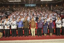 Wali Kota Jaya Negara Hadiri Puncak Peringatan HUT ke-79 PGRI dan HGN di Denpasar PGRI