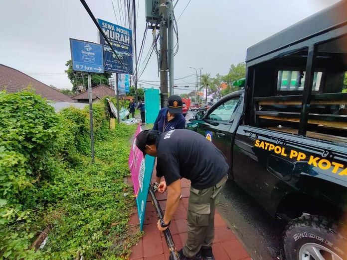 Tertibkan Baliho dan Spanduk Tertibkan Baliho dan Spanduk