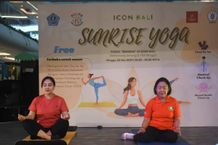 Serangkaian Peringatan Hari Ibu, Ketua FK Puspa Kota Denpasar Ikuti Sunrise Yoga Sunrise Yoga
