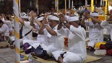 Bupati Tamba laksanakan Persembahyangan Pujawali Pura Rambut Siwi Pujawali Pura Rambut Siwi