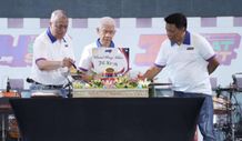 JNE Rayakan 34 Tahun dengan Semangat “Melesat Sat Set” Potong Tumpeng