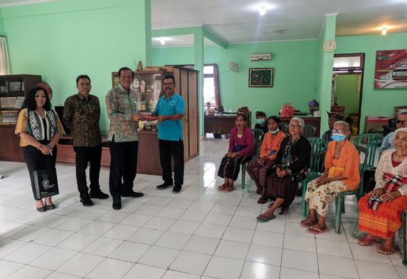 Sekretariat DPRD Bali Salurkan Bantuan ke Panti Werdha Wana Seraya Sekretariat DPRD Bali