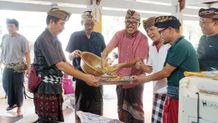 Merenteban Serangkaian Piodalan Ageng Pura Padma Bhuana, Sekda Suyasa Ikut Ngelawar Serangkaian Piodalan