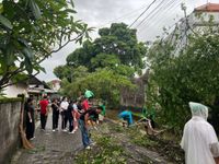 Kesiman Gelar Aksi Bersih Lingkungan di Sempadan Tukad Pendem Aksi Bersih Lingkungan