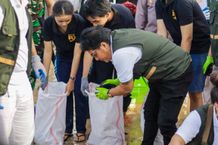 Bupati Giri Prasta Hadiri Aksi Bersih-Bersih Sampah di Pantai Kedonganan Aksi Bersih-Bersih Sampah di Pantai Kedongananan