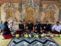 Wali Kota Jaya Negara Serahkan Jaminan Kematian Untuk Pandita Nabe Dhaksa Mertha Yoga BPJS