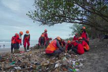 Sinergitas DLHK dan DPUPR Badung Tangani Sampah Kiriman di Pantai Kuta Bersih Pantai