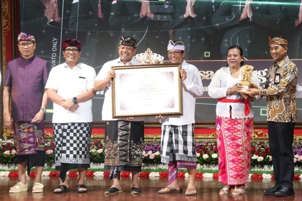 BaliPortalNews_ Desa Gubug Raih Penghargaan Desa Percontohan Anti Korupsi - Bupati Sanjaya Komitmen Wujudkan Desa Antikorupsi di Tabanan - Desa Gubug
