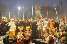 Gelar Doa Bersama FKUB dan Inaugurasi “Catur Guru”, Wali Kota Jaya Negara dan Wawali Arya Wibawa Melepas Matahari 2024 di Catus Pata Catur Muka Doa Bersama