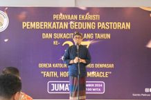 Wali Kota Jaya Negara Resmikan Gedung Pastoran Gereja Katholik Santo Petrus Gereja