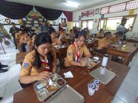 Uji Coba Program Makan Siang Gratis di Karangasem Makan Gratis