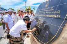 Bupati Giri Prasta Tandatangani Prasasti Pemelaspasan Penataan Pantai Batu Belig Kerobokan Bupati Giri Prasta