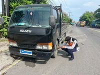 Dishub Denpasar Kembali Tertibkan Truk Parkir Sembarangan di Kawasan Jalan Cargo Truk Dishub