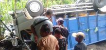 Truk Muat Pasir Seruduk Warung di Karangasem, Pemilik Terpental 2 Meter Truk