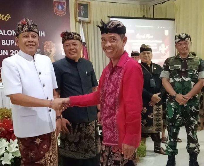 BaliPortalNews_ jabat tangan Bupati Karangasem