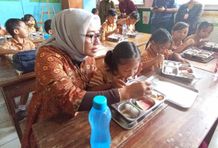 Menteri PPA Tinjau Program Makan Bergizi di Karangasem, Ada Siswa Titipkan Surat untuk Presiden Prabowo makan bergizi