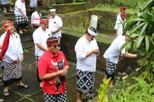 Bupati Tabanan Laksanakan Persembahyangan Mohon Kerahayuan Jagat Persembahyangan