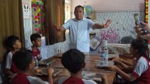 Program Makan Bergizi Gratis Disambut Positif Orang Tua Siswa makan siang gratis
