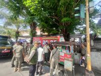 Membandel Jualan di atas Trotoar dan Ganggu Badan Jalan, Satpol PP Tertibkan PKL di Kawasan Kecamatan Denbar Penertiban PKL