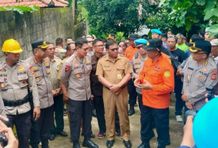 Sekda Alit Wiradana Tinjau Lokasi Musibah Longsor di Wilayah Ubung Kaja, Fasilitasi Penampungan Sementara dan Bantuan Logistik Korban Selamat musibah tanah longsor