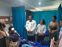 Sekda Alit Wiradana Jenguk Korban Musibah Tanah Longsor yang Sedang Jalani Perawatan korban tanah longsor