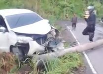 Jalan Licin Akibat Pasir, Mobil Hilang Kendali dan Tabrak Tiang Listrik di Karangasem Mobil Hilang Kendali dan Tabrak Tiang Listrik di Karangasem