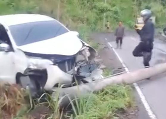 Mobil Hilang Kendali dan Tabrak Tiang Listrik di Karangasem