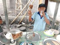 Berjualan “Sate Ampet” Selama 50 Tahun, Wayan Dana Cetak 6 Sarjana Sate Ampet