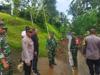 Tanah Longsor di Susut Menutup Badan Jalan Tanah Longsor