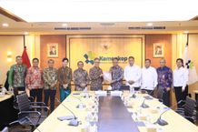 Kemenkop dan OJK Kerja Sama Perkuat Tata Kelola Koperasi di Sektor Keuangan Kemenkop Republik Indonesia resmi menyerahkan daftar koperasi di sektor jasa keuangan kepada Otoritas Jasa Keuangan