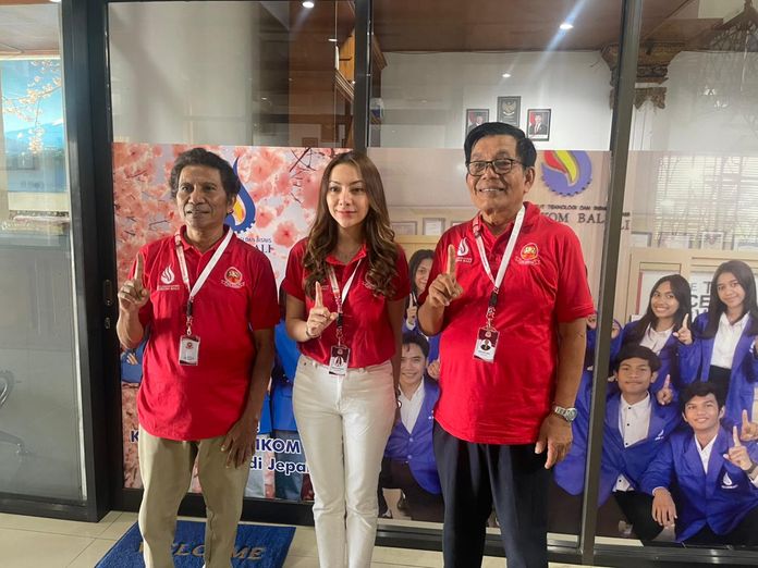 PIC Program Kuliah Kerja di Jepang bagi mahasiswa ITB STIKOM Bali Rahman Sabon Nama, SE (kiri), Wakil Direktur LPK DARMA, Mega Devia In Baliani, S.Ak., M.Kom (tengah), Direktur LPK DARMA, Drs. Dede Heryadhy, M.M (kanan).