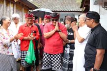 Bupati Sanjaya Apresiasi Kebersamaan Masyarakat Desa Wongaya Gede dalam Upacara Atiwa-Tiwa di Tabanan Upacara Atiwa-Tiwa