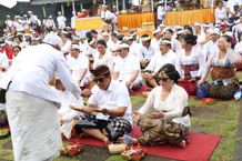 Ikuti Persembahyangan Bersama dan Mejaya-jaya di Pura Agung Besakih, Bupati Sanjaya Mohon Kerahayuan Jagat Persembahyangan Bersama