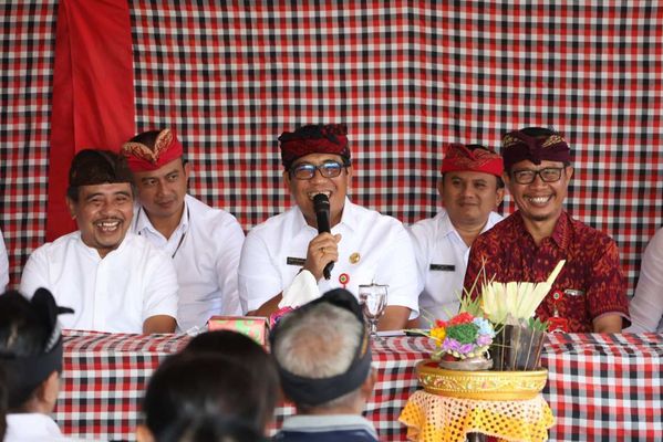 BaliPortalNews_ Bupati Tabanan Hadiri Ngaben Kelompok Pitra Yadnya Karang Werdi Kutuh Kelod, Samsam, Kerambitan (2) Bupati Tabanan Hadiri Ngaben Kelompok Pitra Yadnya Karang Werdi Kutuh Kelod, Samsam, Kerambitan