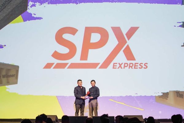 BaliPortalNews_ Direktur Operasional Bisnis SPX Express Harry Akbar Sutiono menerima penghargaan WOW Brand Award kategori Courier Service (3) SPX Express