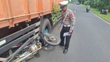 Hantam Truk Parkir, Dua Orang Dilarikan ke RSUD Buleleng Hantam Truk