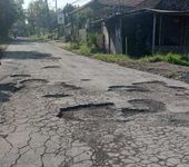 Sensasi Offroad di Jalan Provinsi Selat – Muncan, Pemedek Keluhkan Kondisi Rusak Parah Jalan Rusak