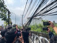 Pemkab Badung Bersihkan Kabel Liar di Jalan Dewi Sri Kuta, Demi Pariwisata yang Estetis dan Aman Kabel