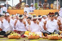 Jelang Pelantikan Kepala Daerah Terpilih, Wali Kota Jaya Negara dan Wawali Arya Wibawa Ikuti Prosesi Mejaya Jaya di Pura Agung Besakih Mejaya jaya