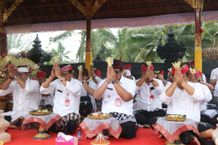 Bupati Sanjaya Hadiri Pujawali Pelinggih Dalem Prajapati dan Beji Desa Adat Bunyuh Pujawali